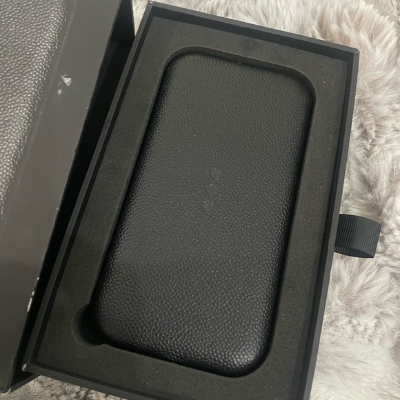 Courant Carry Wireless Charging Power Bank Black. 10W Output/5w Input Wireless - Picture 3 of 4